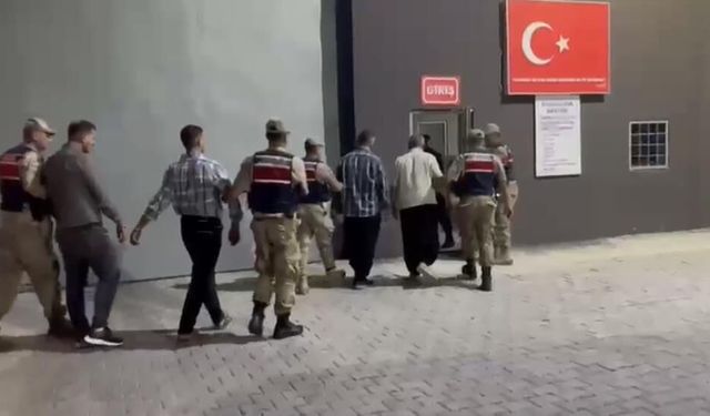 Araçlarıyla seyir halindeki aileye silahlı saldırıda bulunan zanlılar tutuklandı