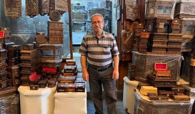 65 yıldır genç kızların çeyizlik sandıklarını yapıyor