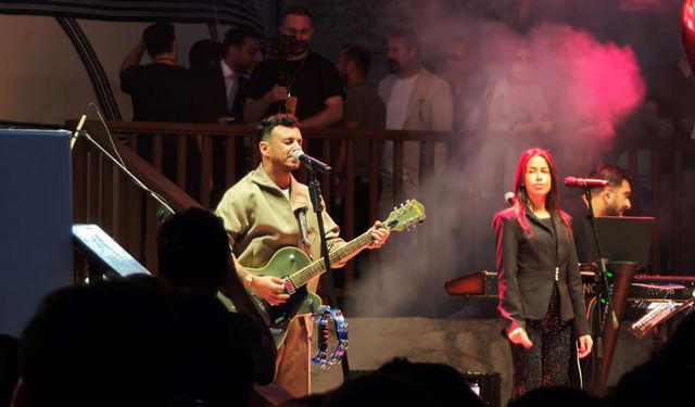 Ahlat’ta zafer coşkusu Buray’ın şarkılarıyla taçlandı
