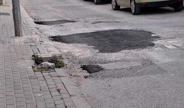 Ara Sokaklarda Bozulan Yollar Onarılıyor