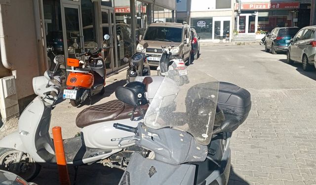 Apartman Girişine Gelişigüzel Park Edilen Motosikletler Tepki Çekti