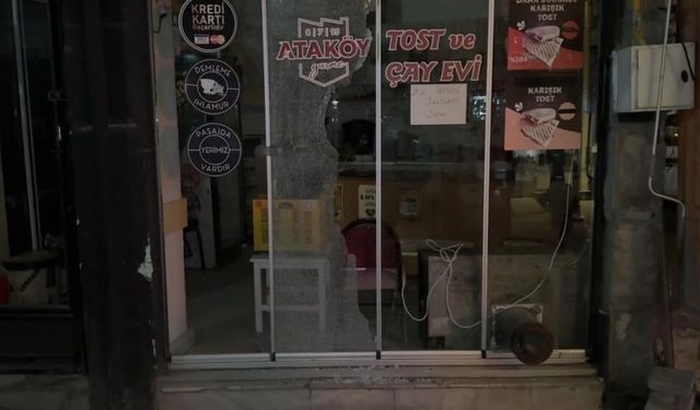 Alkollü şahıs dışlandığını düşündüğü çay ocağının camını kırdı