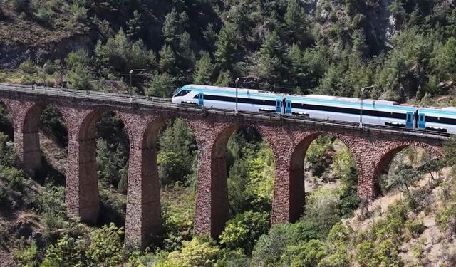 "Test süreçleri başarıyla devam eden Milli Elektrikli Hızlı Tren'imiz saatte 250 kilometre hıza ulaştı"