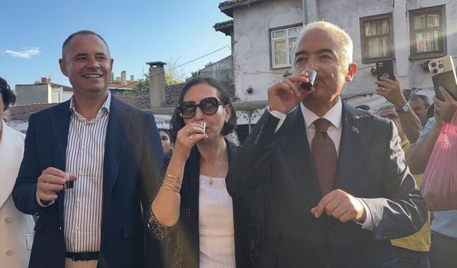Kırklareli protokolü geleneksel yöntemle hazırlanan üzüm suyunu içti