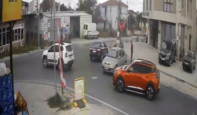 Geri manevra yaparken "DUR" tabelasına çarptı, öfkesini tabeladan çıkardı