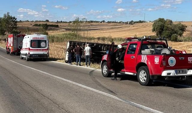 Tekirdağ'da iki araç birbirine sürttü, kamyonet devrildi
