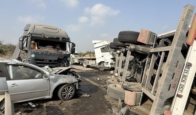 Otoyolda tır karşı şeride geçti, ortalık savaş alanına döndü:1 ölü, 2 yaralı