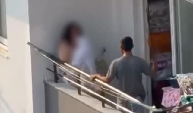 Kadını balkonda sopa ile darp etti