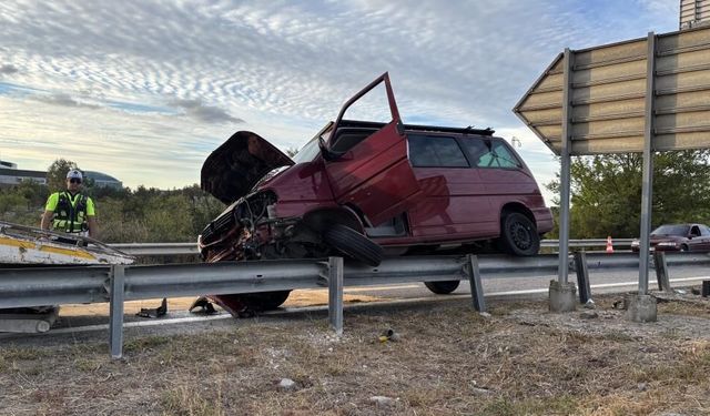 Edirne’de kontrolden çıkan araç bariyerlerin üzerinde 35 metre sürüklendi