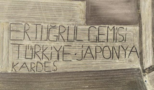 Ertuğrul Fırkateyni'nin 136. yılında tarlaya traktörle dostluk mesajı yazdı