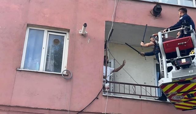 Hastaneye yatmamak için polise bıçak çekip direndi..