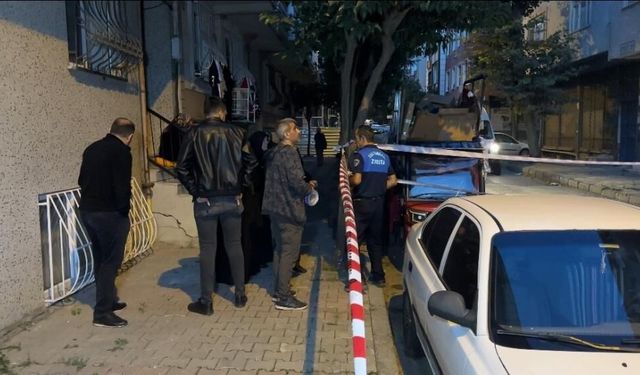 Sultangazi’de duvarlarında çatlaklar oluşan iki apartman tedbiren tahliye edildi