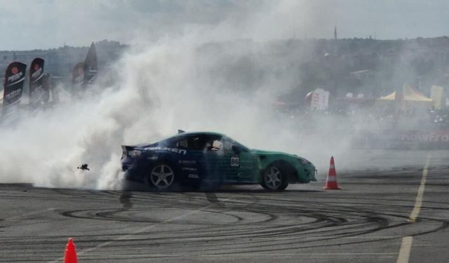Asfaltı yakıp geçtiler: Tekirdağ’da nefes kesen drift şovu