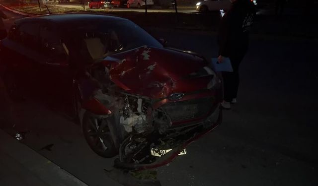 Virajı alamayan otobüs iki otomobile çarptı: Ölümle burun buruna geldiler