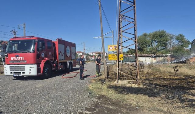 Muratlı'da arsa yangını itfaiye büyümeden söndürdü