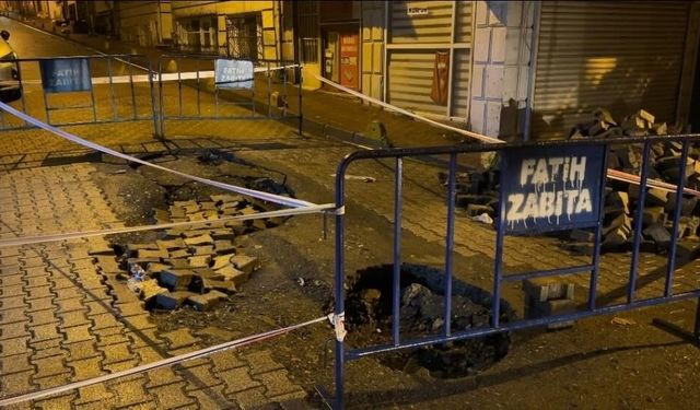 Fatih'te yağmur sonrası yol çöktü: Kamyon ve otomobil çukura girdi