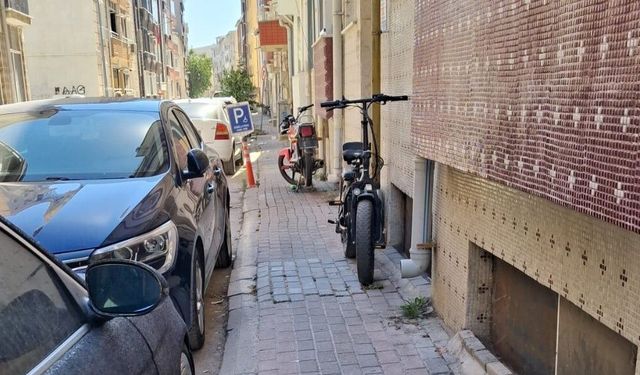 Kırklareli’nde Kaldırım İşgali Yayaların Geçişini Zorlaştırıyor