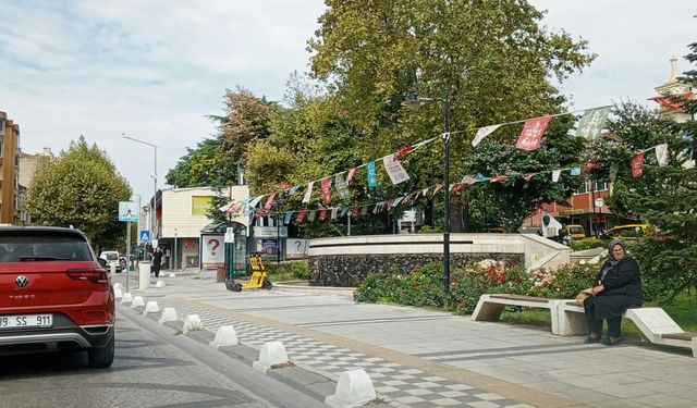 Sokaklar 17. Kırklareli Yayla Bolluk, Bereket, Hasat ve Bağ Bozumu Şenlikleri için flamalarla donatıldı
