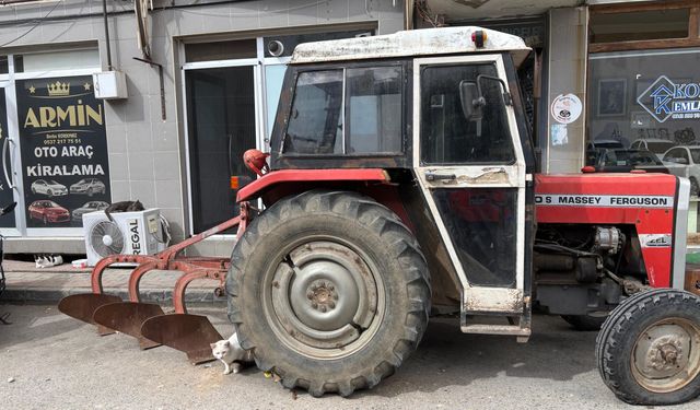 Ara Sokağa Park Edilen Traktör Tepki Çekti