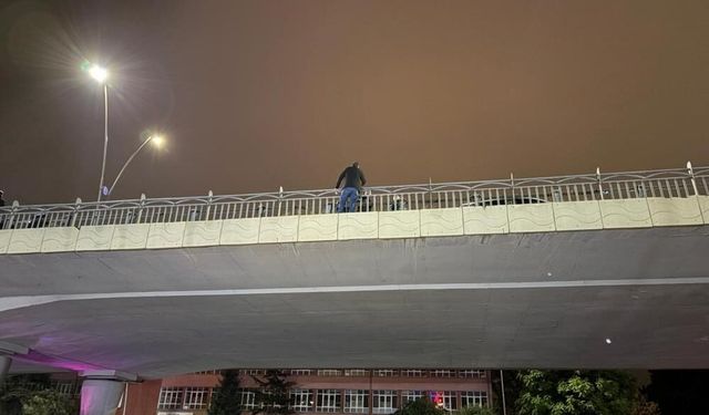 İntihar etmek için köprüye çıkan şahsı polis ekipleri ikna etti