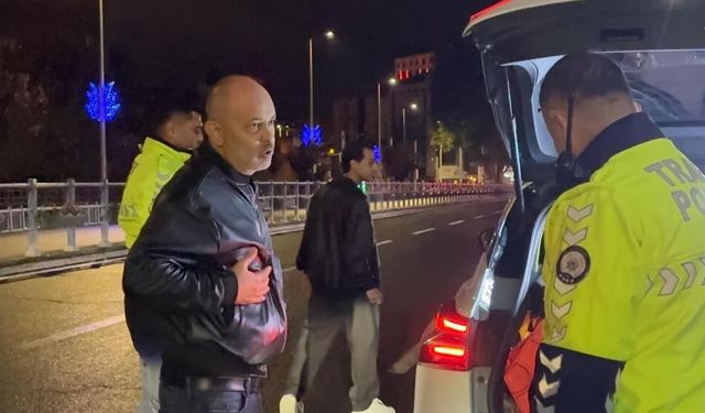 Alkollü sürücü ‘burada çevirme olmaz’ dedi, yoldan geçen araçları durdurmaya çalıştı