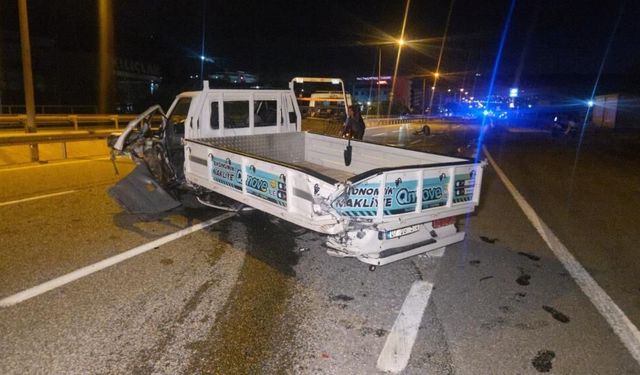 Kamyonete çarpan otomobil, 250 metre savrularak takla attı: 1’i ağır 3 yaralı