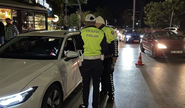 Edirne'de trafik denetiminde ehliyetinin süresinin dolduğunu öğrenen sürücü: "Güzel bir doğum günü hediyesi oldu"