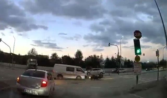 Kırmızı ışıkta geçen kamyonet motosiklete çarptı: Sürücü yerde sürüklendi