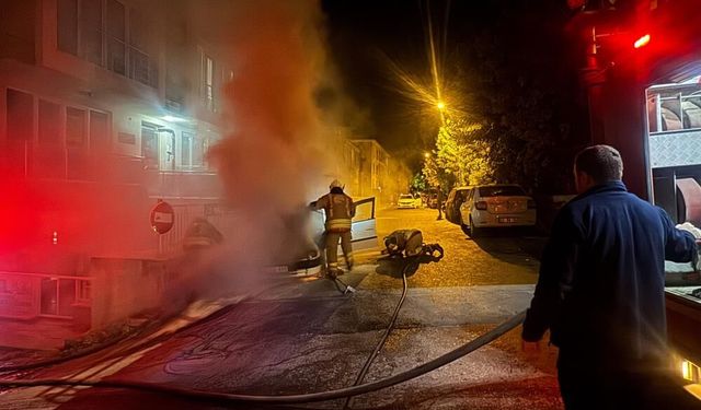 Edirne’de park halindeki otomobil alevlere teslim oldu