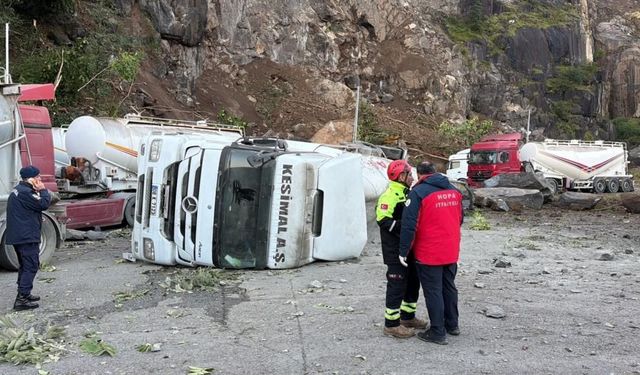 Tır parkında yamaçtan kopan dev kaya parçaları can aldı