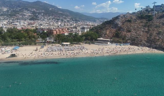 Antalya plajlarında ekim ayında yazdan kalma günler