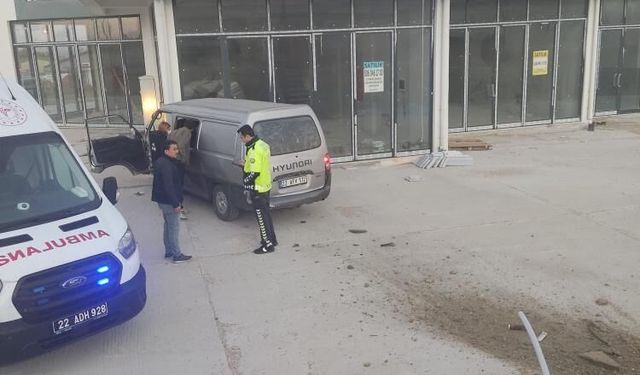 Keşan'da polisten kaçan kamyonet iş yeri duvarına çarptı: 5 yaralı