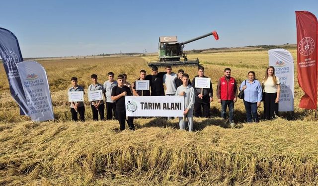 Keşan’da gençler çeltik hasadını yerinde deneyimledi