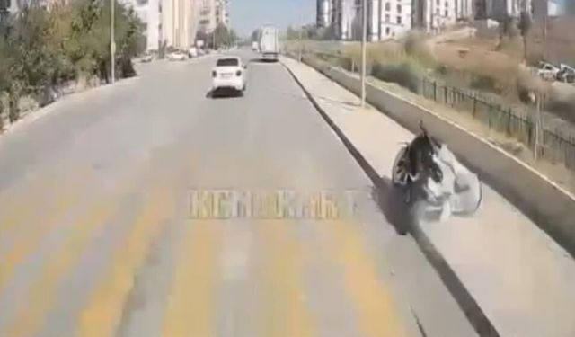 Motosikletin direğe çarptığı kaza kamerada
