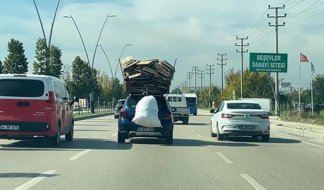 Bursa’da otomobilin üzerine yüklediği kartonlarla trafikte ilerledi