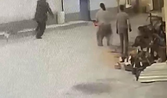 Kadının motorlu testere ile yaşlı adamı korkuttuğu anlar kamerada