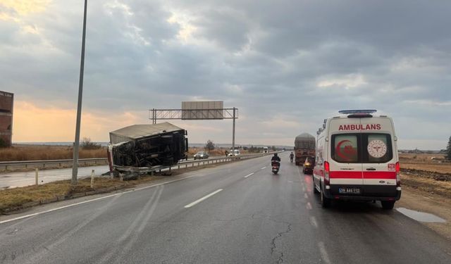 Babaeski'de bariyerlere çarpan kamyon devrildi: 1 yaralı