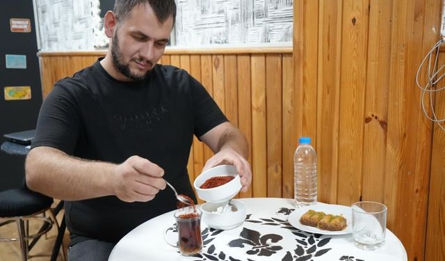 Acısız yaşayamıyor: Tatlıya bile pul biber atıp yiyor
