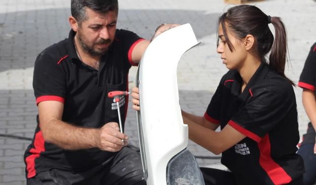Babasını izleyerek büyüyen kız, kaportacılığı meslek edindi