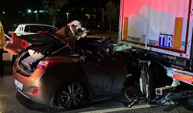 Otomobil lastiği patlayan tıra ok gibi saplandı: 2 yaralı