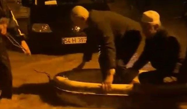 Namaz sonrası camide mahsur kalan imam ve cemaat botla taşındı