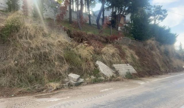 Bursa'da yağışlar istinat duvarını yıktı, duvar parçaları yola düştü