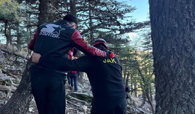 Bin 835 rakımlı zirvede mahsur kalan birisi yaralı 2 kişi 14 saatlik operasyonla kurtarıldı