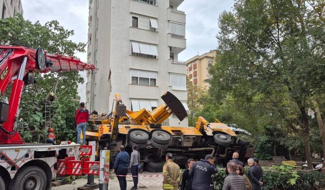 Kadıköy'de devrilen vinç 11 katlı binanın girişine çarptı