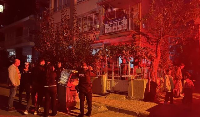 Mersin'de 3 katlı binanın zemini çöktü: 40 kişi tahliye edildi