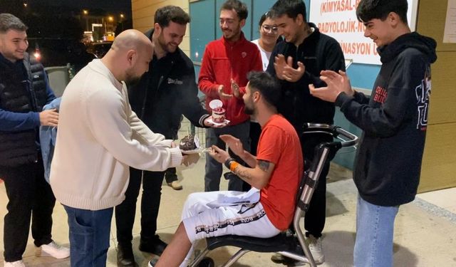 Doğum gününe giderken kaza yaptılar, acilde pastayı kestiler