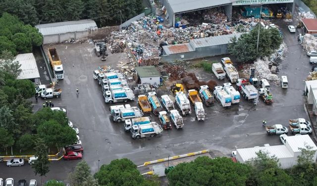 Eyüpsultan’da çöp toplaması gereken kamyonlar garajda bekliyor