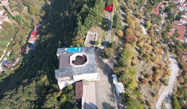 9 asırlık Yağıbasan Medresesi'nin hasarlı çatısında brandalı önlem alındı