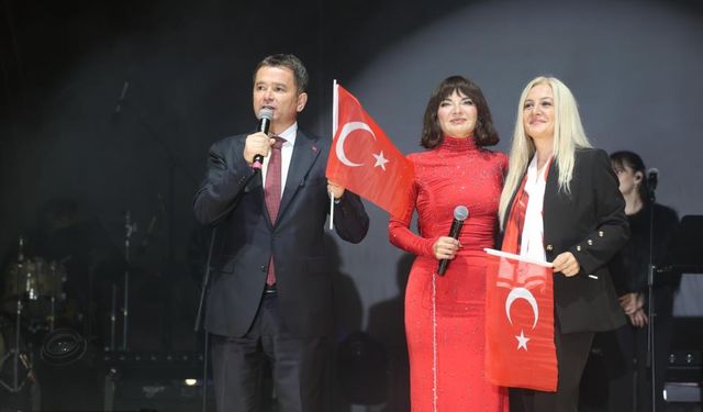 Osmangazi’de Cumhuriyet coşkusu Göksel’in şarkılarıyla taçlandı