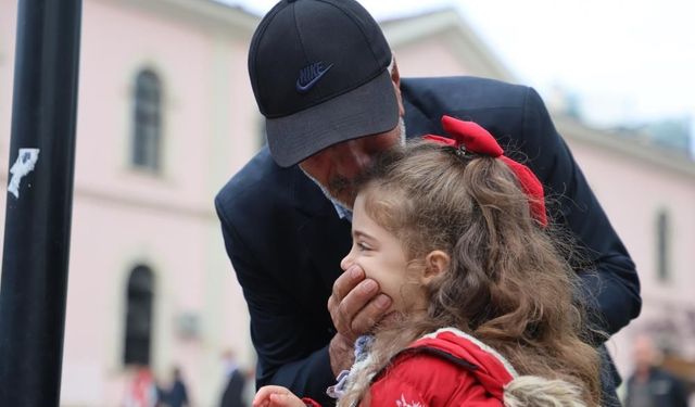 Anaokulu öğrencileri "Ölürüm Türkiyem" şarkısını söyledi, yaşlı adam gözyaşı döktü